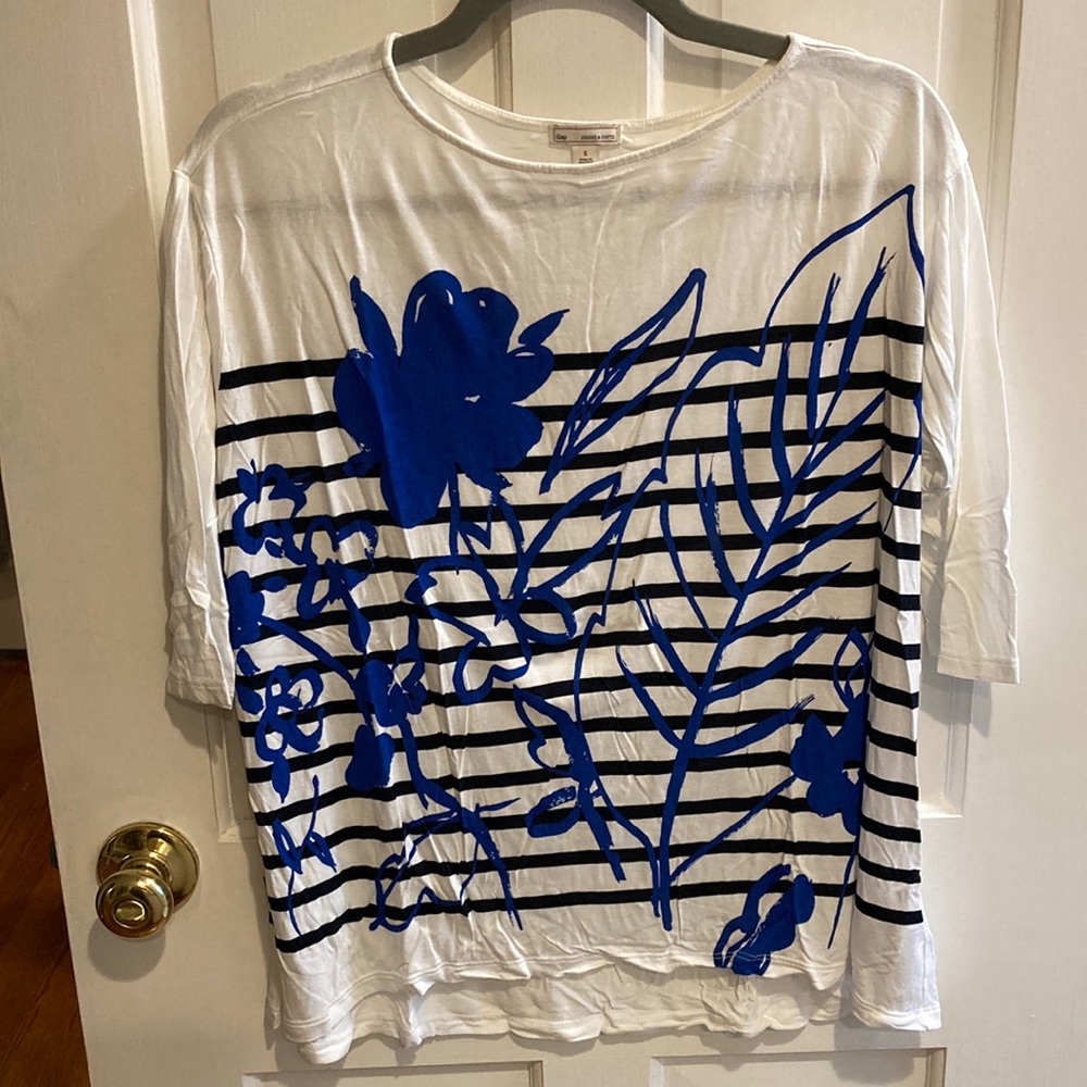 GAP S 3/4 length sleeve top with blue and black design. Barely worn